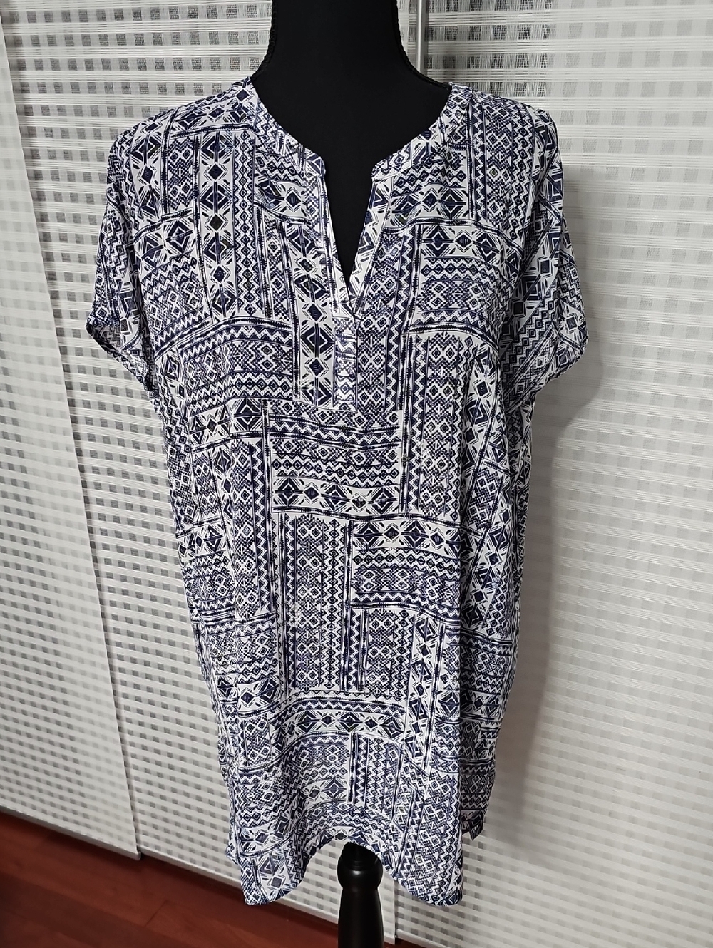 Relaxed V-Neck Short Sleeve Tunic in Navy and White